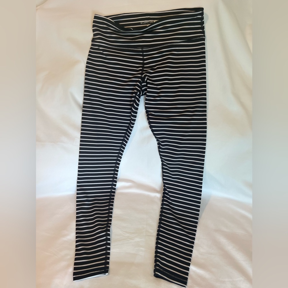 Scorpio Sol Women’s Black & White Stripped Yoga Athletic leggings Size Small